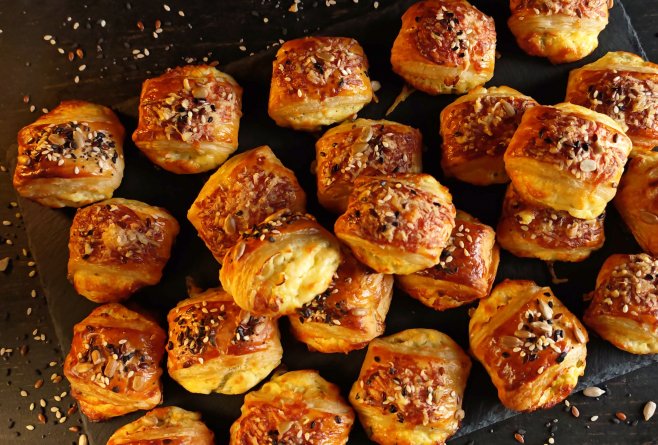 Mini pateuri cu brânză și ceapă verde - Rapide și delicioase