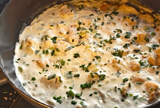 Pui cu smântână și usturoi verde - Rețeta simplă și savuroasă