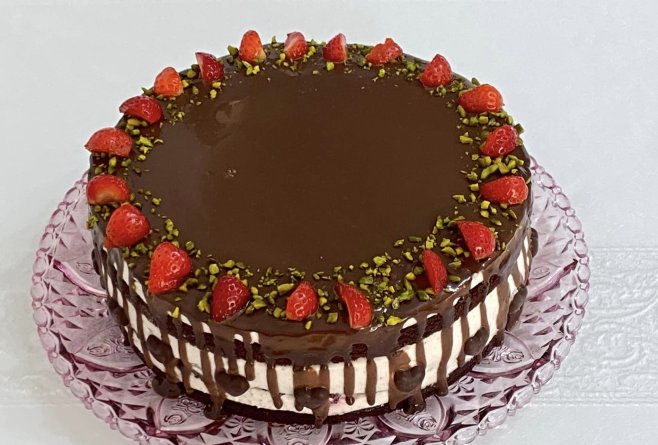 Desert tort cu capsuni si ciocolata