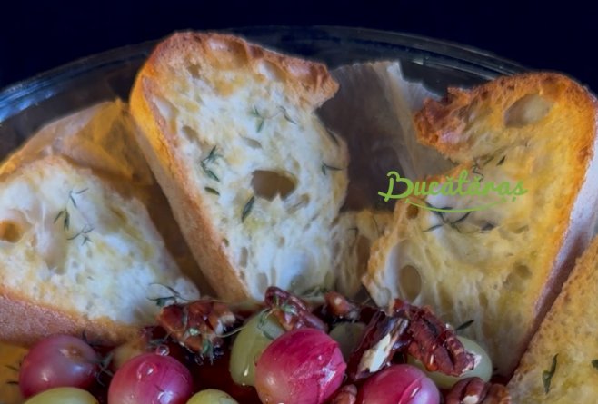 Brânză camembert cu struguri la cuptor - Aperitivul plin de savoare care te va cuceri