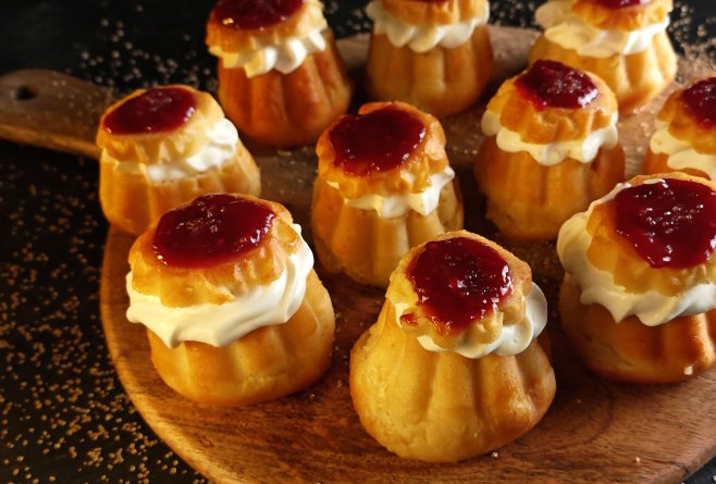Savarine de casă perfecte – Pufoase, aromate și bine însiropate