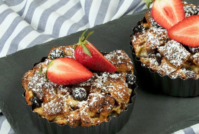 Budincă de cozonac cu afine și căpșuni - Rețeta unui desert savuros și ușor