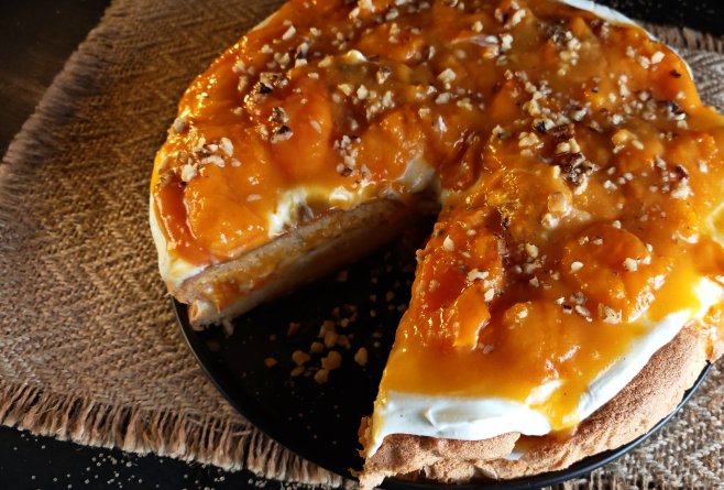 Pandișpan cu cremă de iaurt și caise - Deliciu pufos și aromat