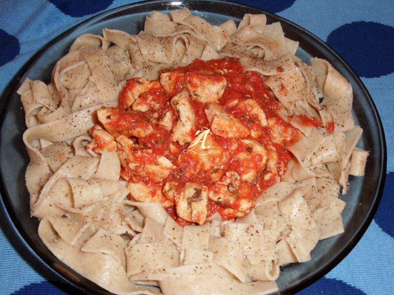 Tagliatelle al pollo e pomodoro