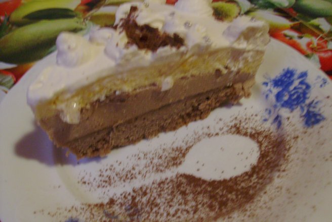 Tort cu mousse de ciocolata si mousse de piersici