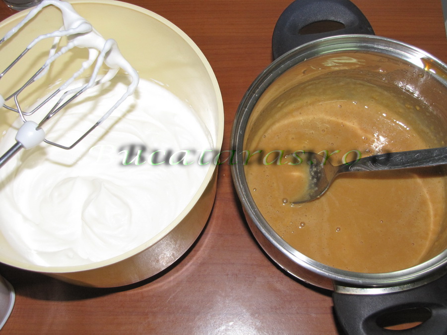 Tort cu mousse caramel, banane si ciocolata