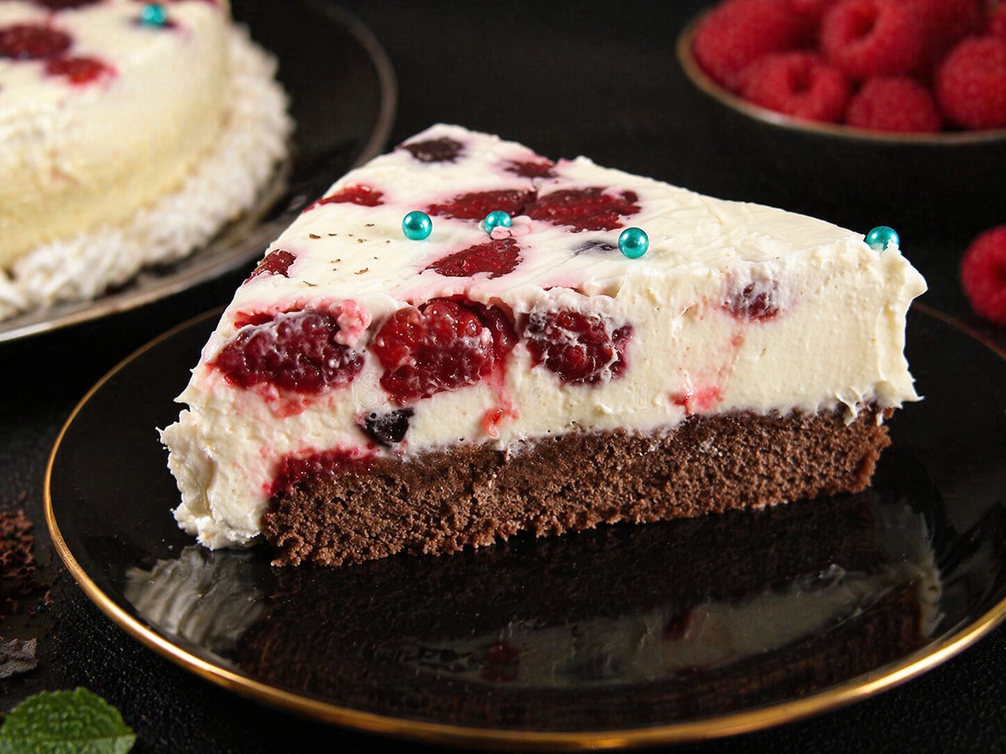 Tort de ciocolata alba si zmeura