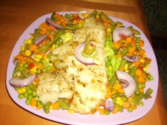 File de pangasius pe grill cu amestec de legume