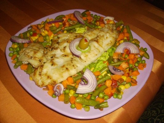 File de pangasius pe grill cu amestec de legume