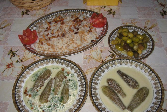 Dovlecei zucchini umpluti cu carne de vita in supa de iaurt cu garnitura de orez