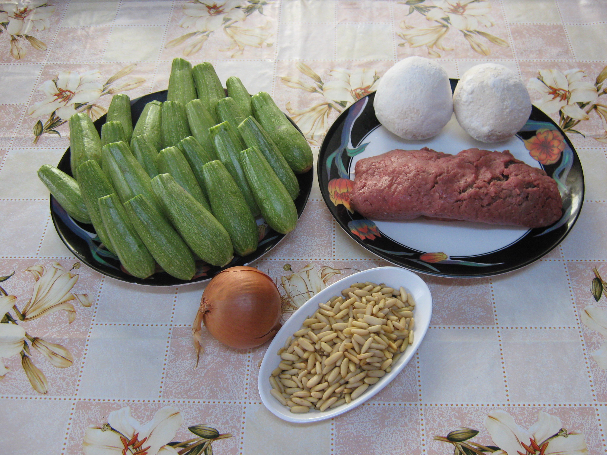 Dovlecei zucchini umpluti cu carne de vita in supa de iaurt cu garnitura de orez