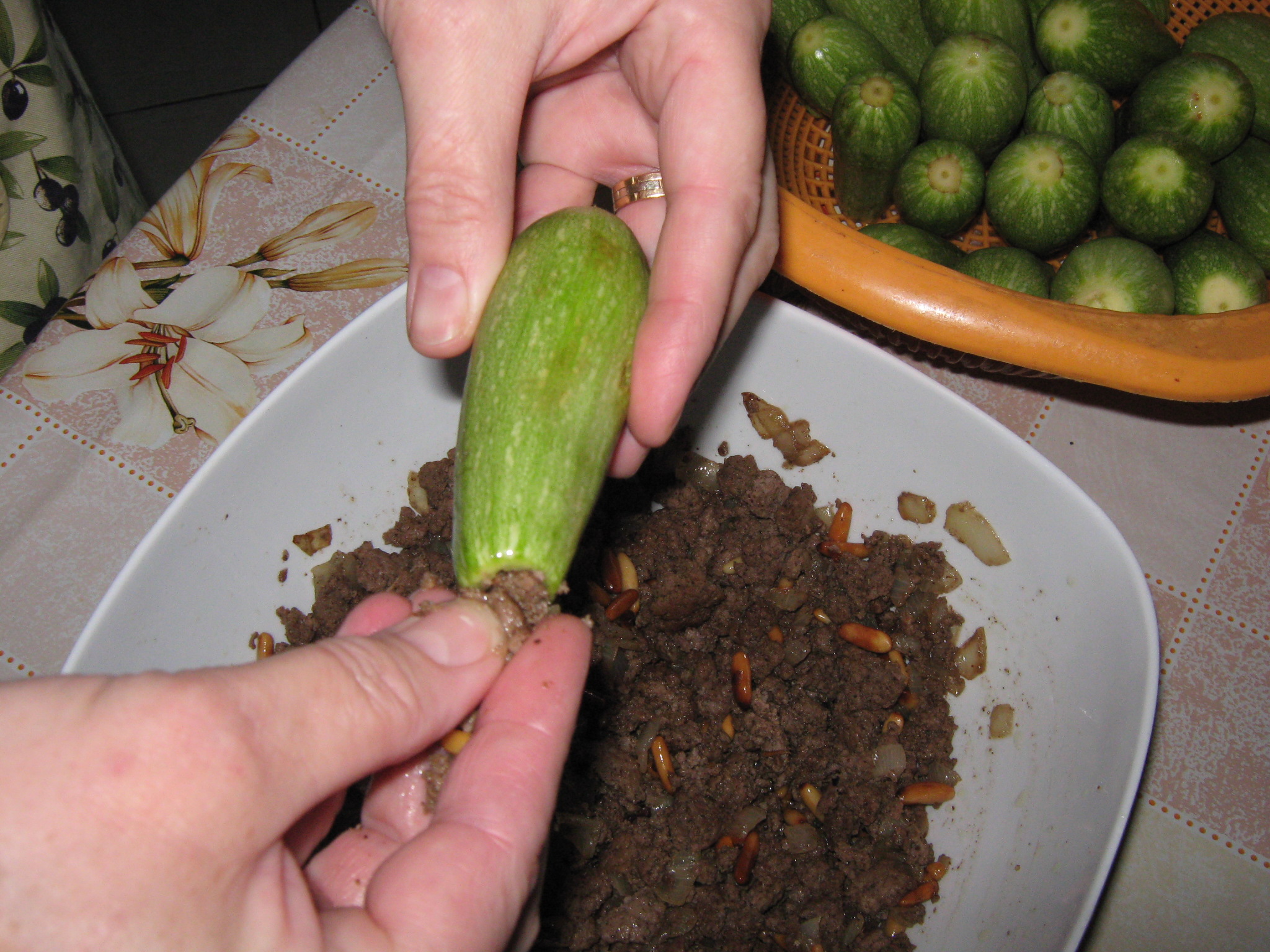 Dovlecei zucchini umpluti cu carne de vita in supa de iaurt cu garnitura de orez