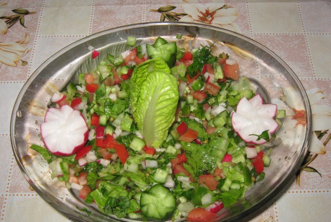 "Salatit Khodar Meshakel" - Salata mixta -stil arab