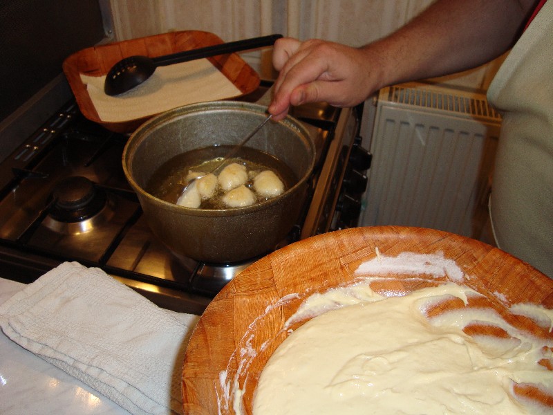 Loukoumades (gogoşi cu miere)