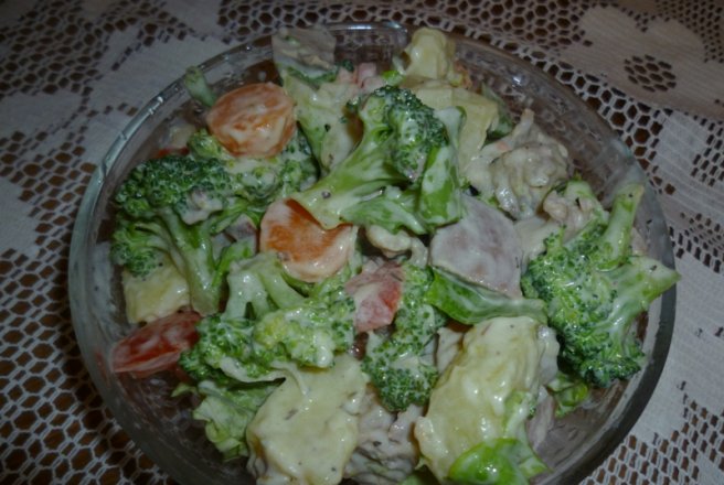 Salata de broccoli si legume, cu pulpa de curcan