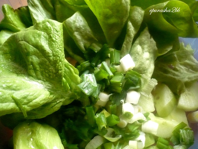 Salata verde cu rulouri de ardei copt si omleta