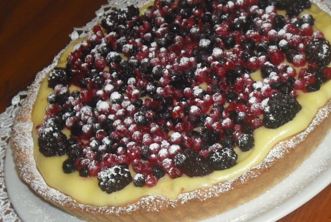 Tarta cu crema de vanilie si fructe de padure