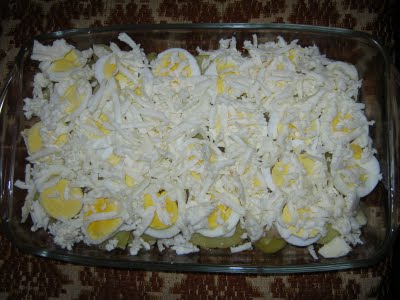 Cartofi gratinaţi cu brânză, ouă şi smântână