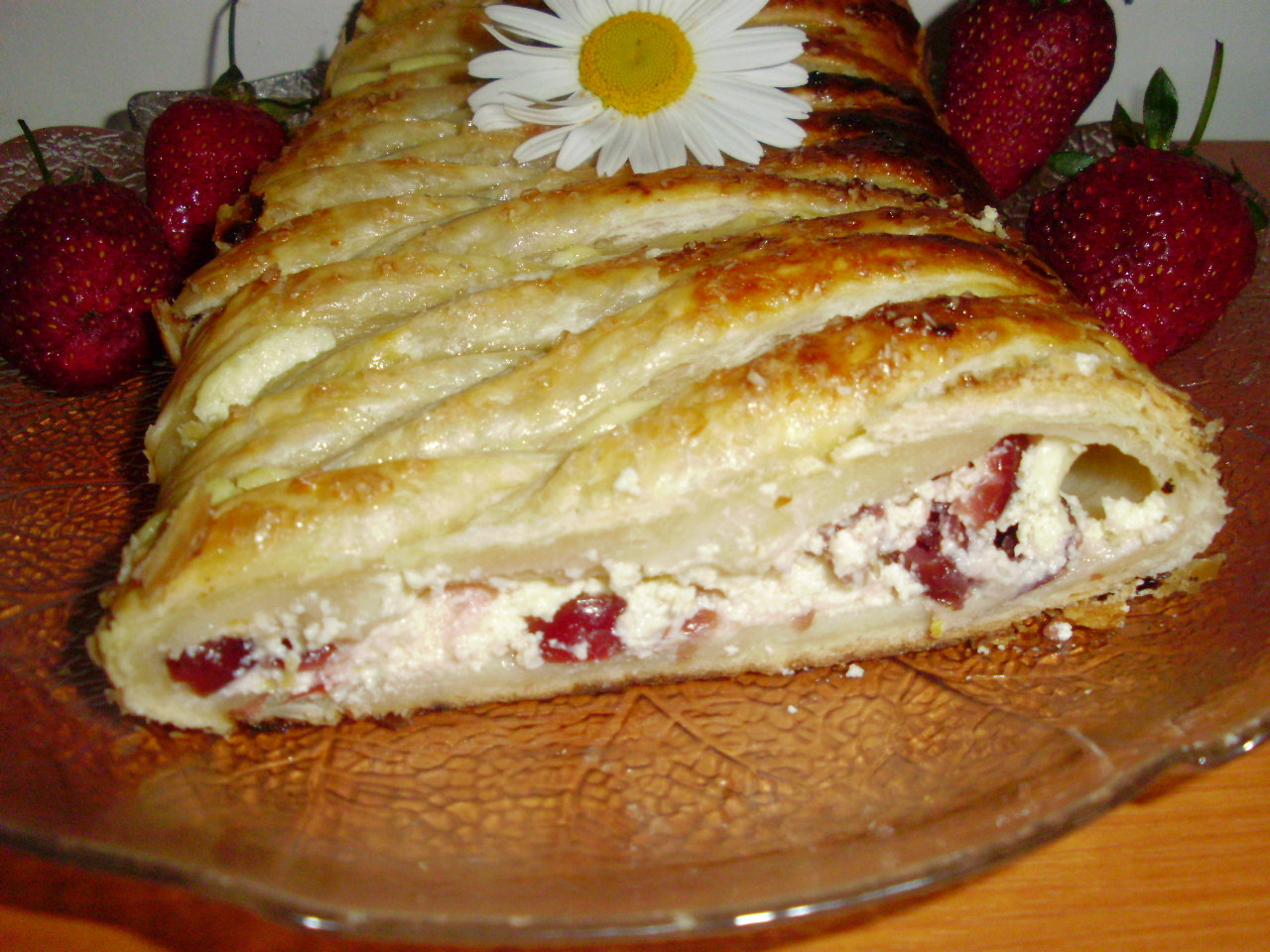 Strudel cu branza de vaci si merisoare