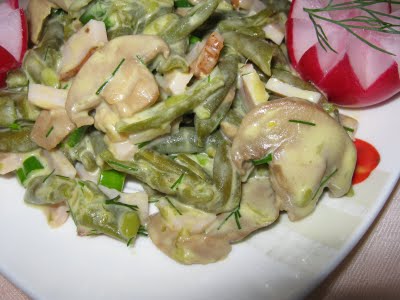 Salată de fasole verde cu ciuperci şi pastramă