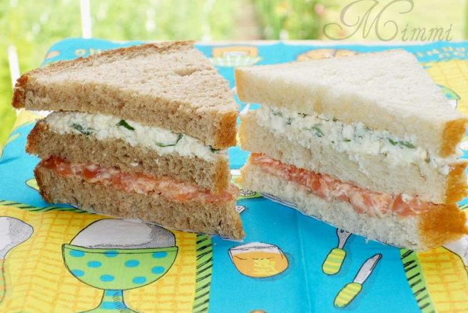 Sandwich cu somon fumee si branza