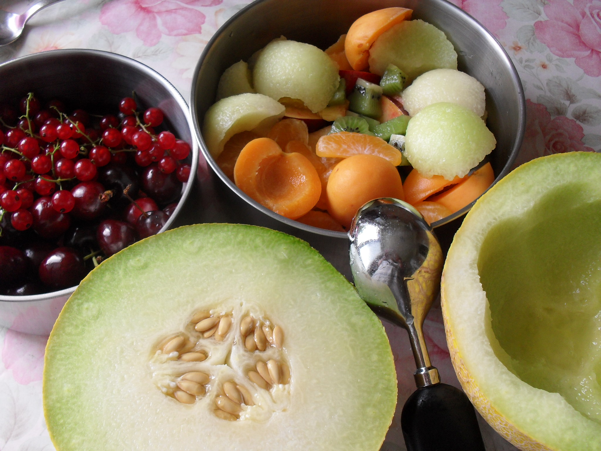 Salata de fructe in cosulet de pepene galben