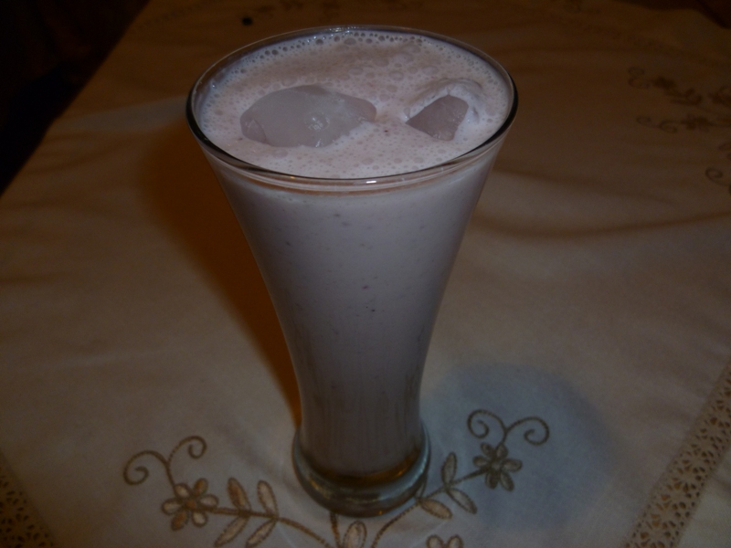 Milkshake de banane si capsuni cu iaurt