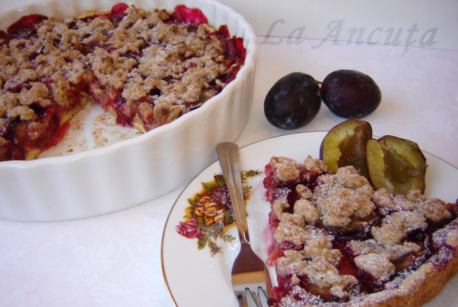 Tarta cu prune si crumble