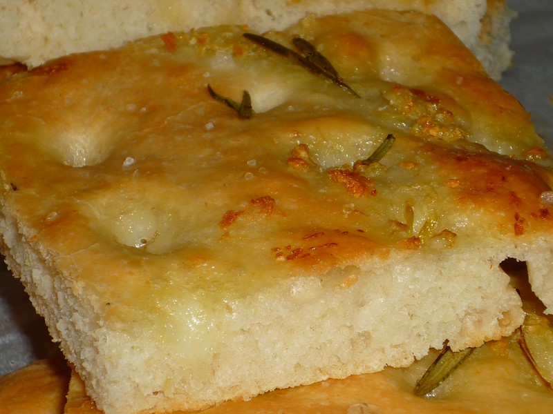 Focaccia alla genovese cu usturoi si rozmarin