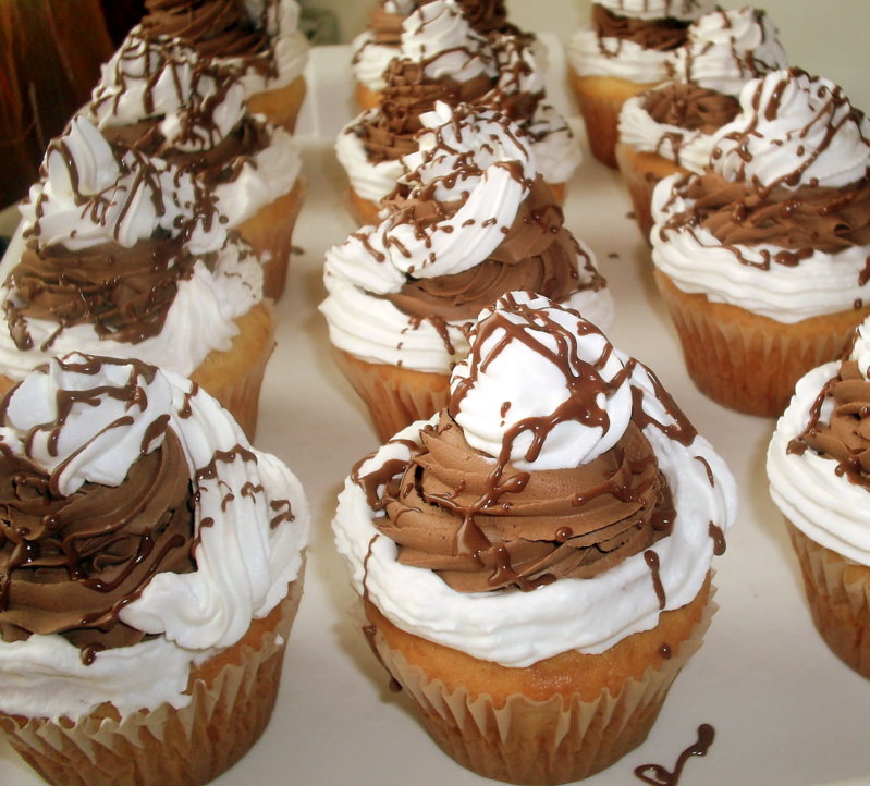 Cupcakes cu ciocolata si frisca