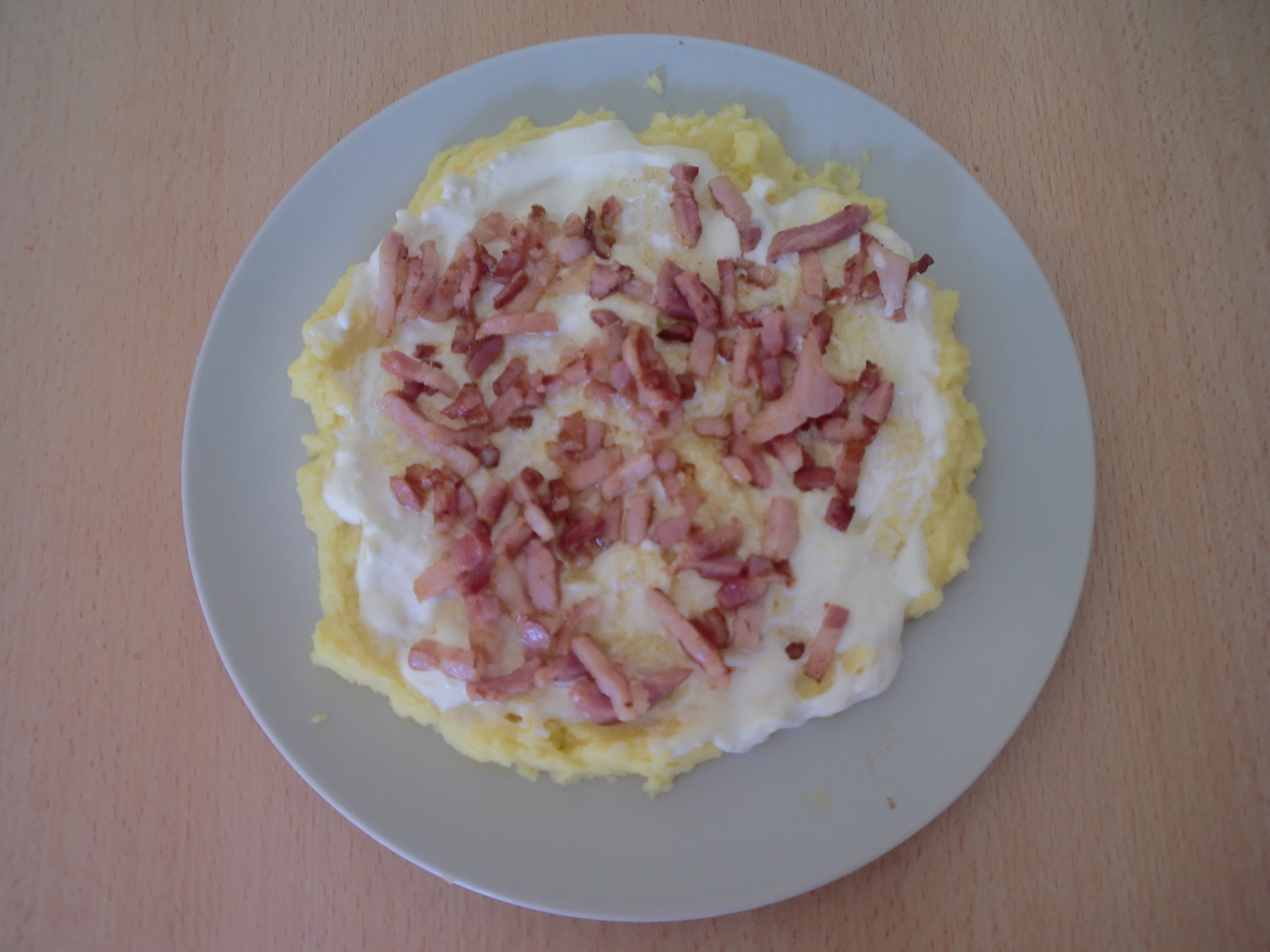 Tarta de mamaliga cu bacon si oua