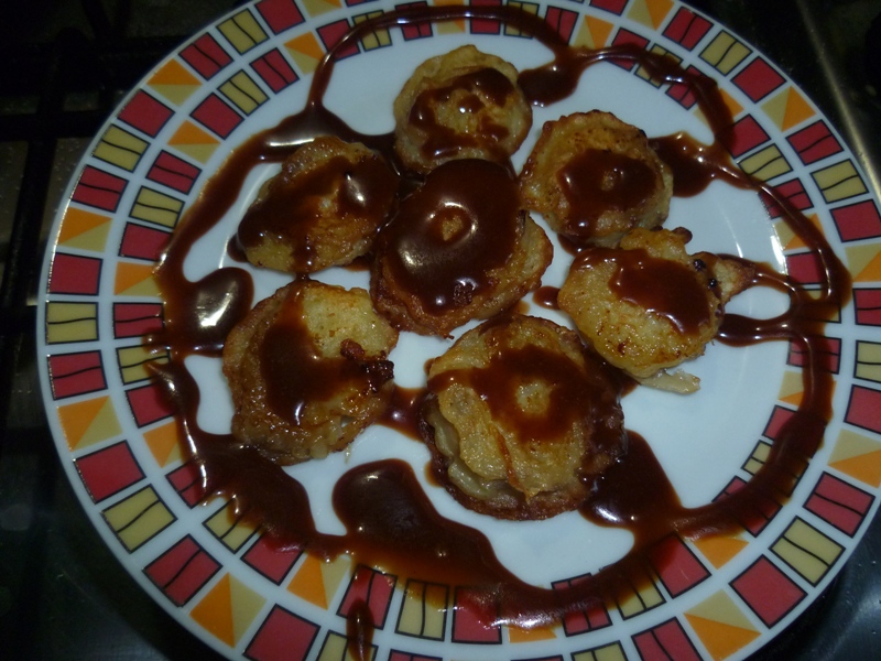 Banane prajite in aluat cu sos cioco-caramel