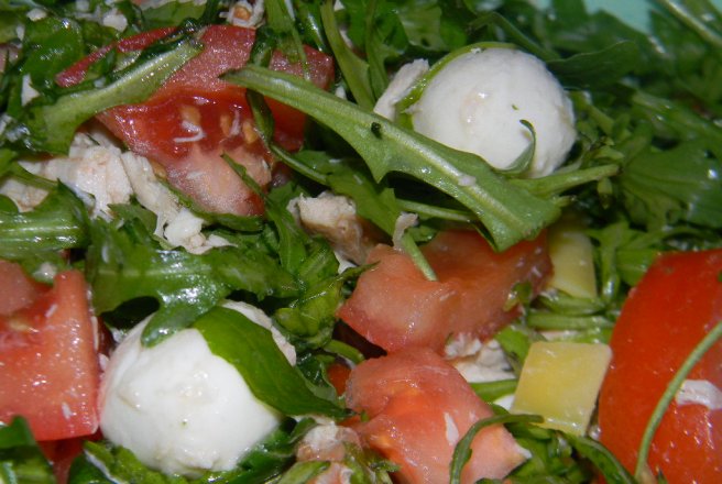 Salata cu rucola, pui si mozzarella