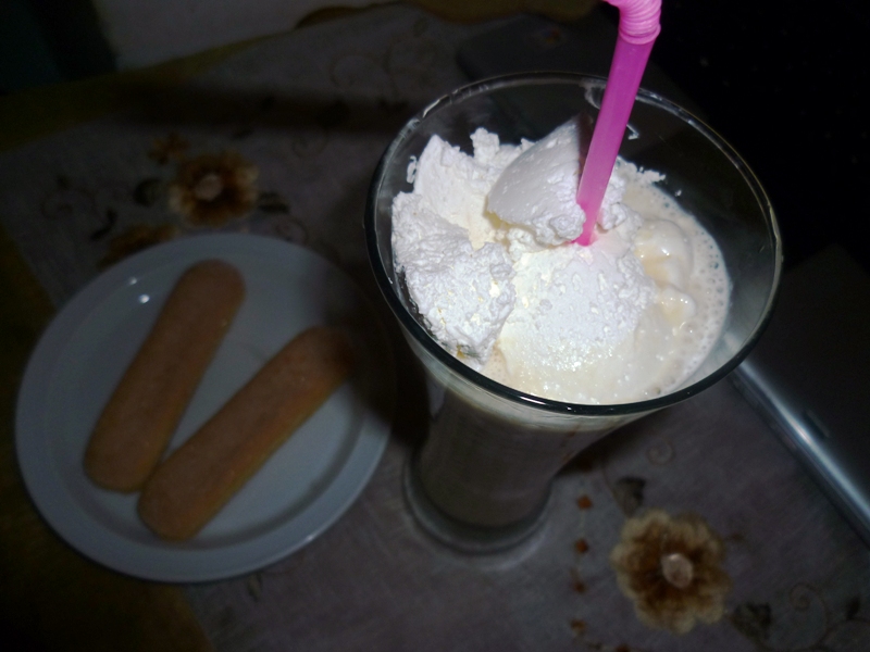 Hot Mikshake de banane cu vanilie si frisca