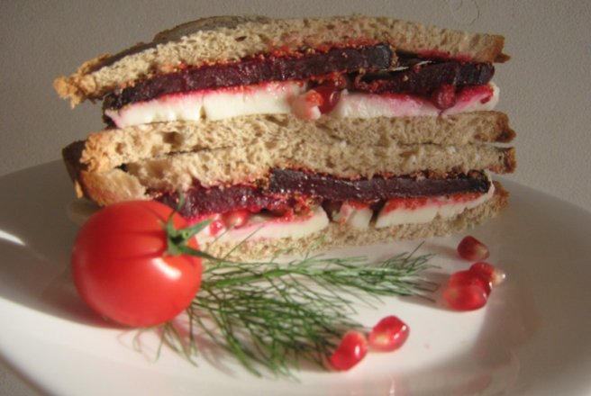 Sandwich cu sfecla rosie si telemea