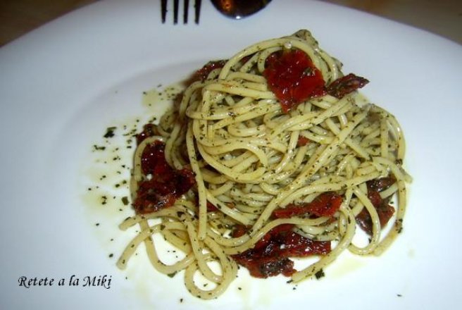 Spaghetti con pomodori secchi e basilico