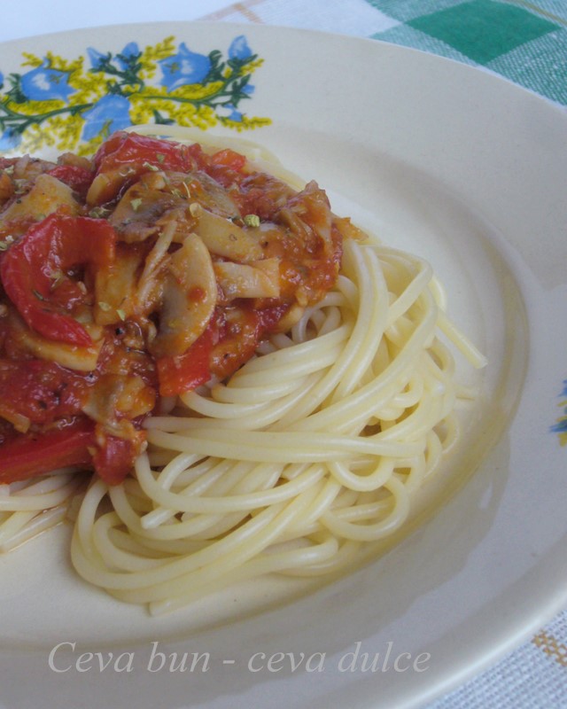 Spaghetti cu ciuperci si sos de rosii picant - de post