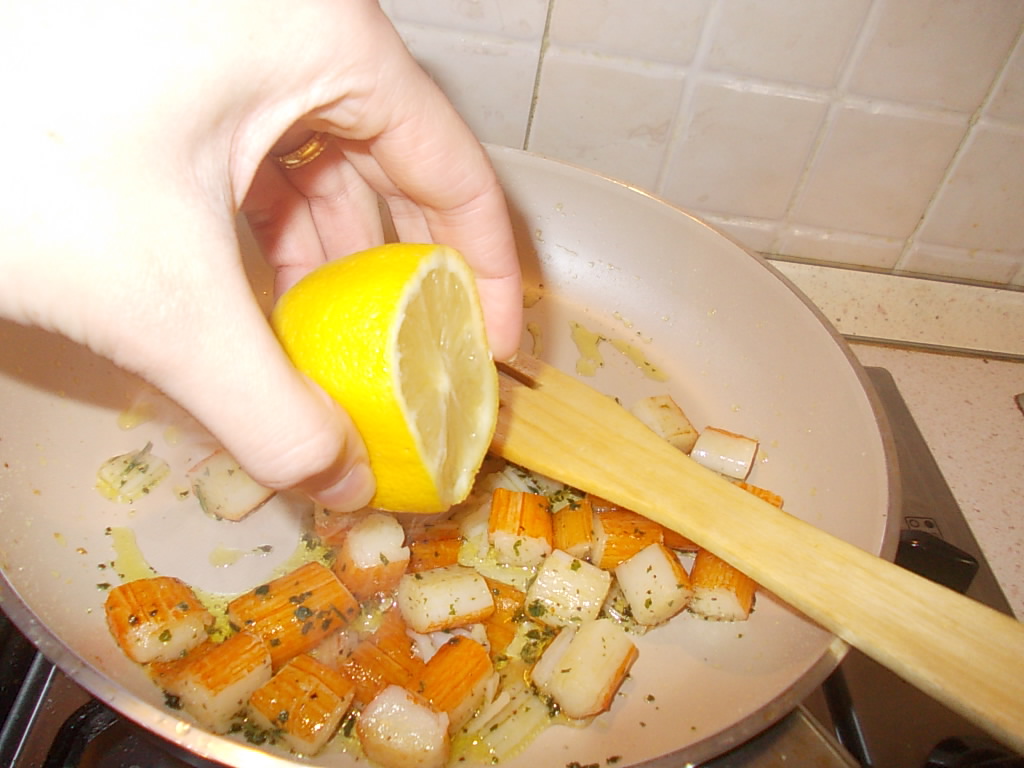 Salata cu surimi (pasta din carne de peste)