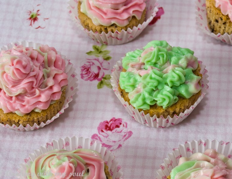 Cupcakes cu migdale si frosting din mascarpone