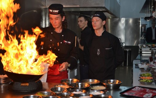 Wu Xing a lansat un restaurant in centrul vechi, pe strada Covaci