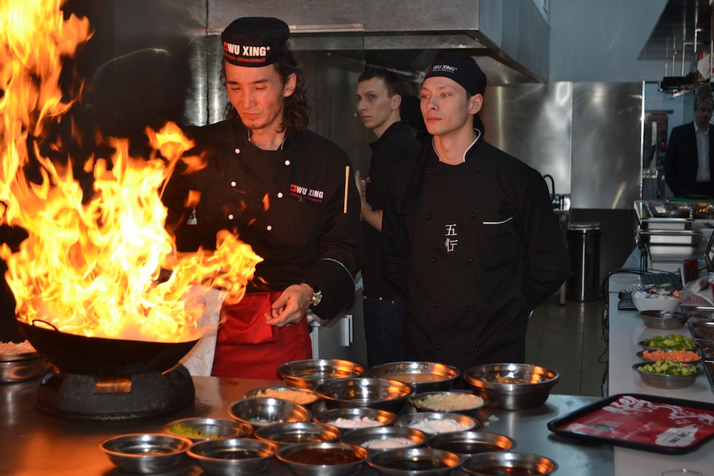 Wu Xing a lansat un restaurant in centrul vechi, pe strada Covaci