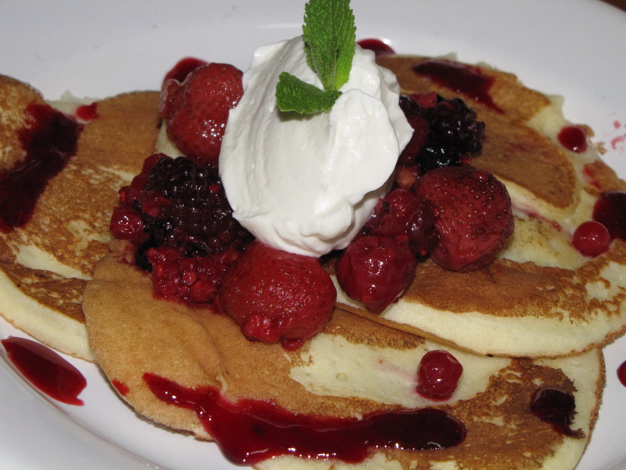 Pancakes cu ricotta si fructe de padure