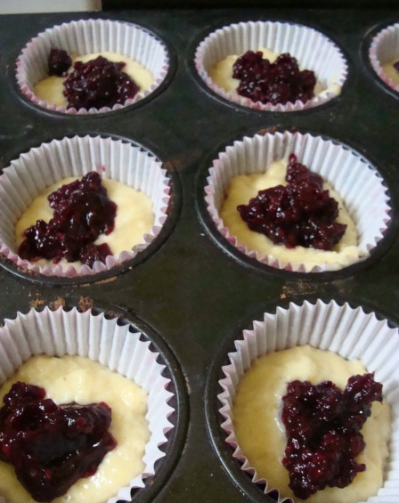 Muffins umplute cu gem de mure