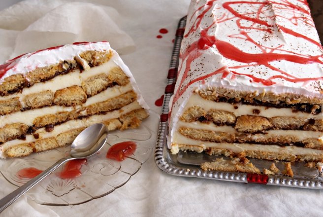 Tort cu piscoturi, crema de vanilie si gem de prune acrisor