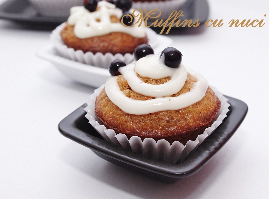 Muffins cu nuci si crema de branza