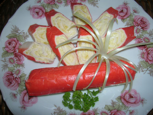 Gustare festiva din cascaval cu surimi (3)