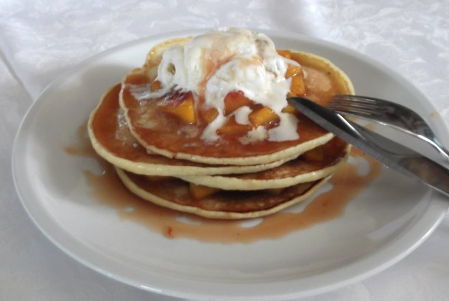 Pancakes cu piersici caramelate si inghetata..