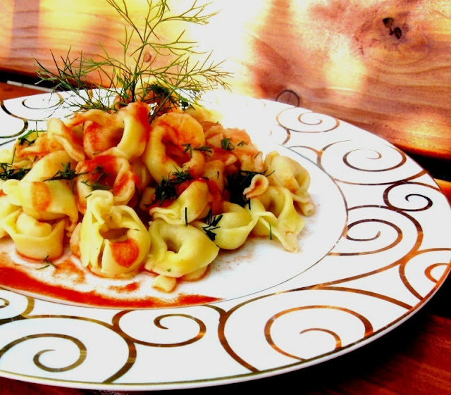 Tortellini cu prosciutto in sos de rosii