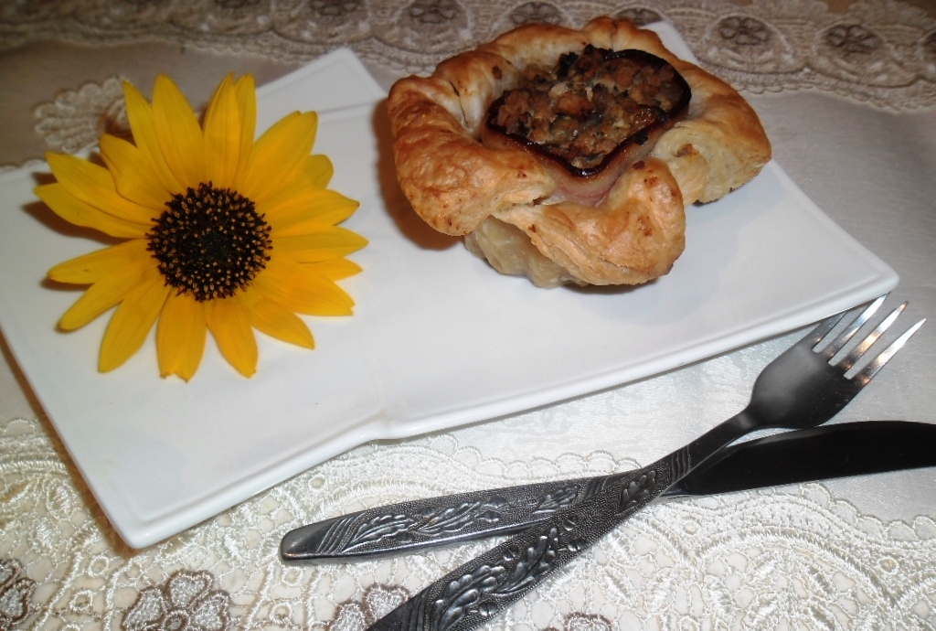 Flori din foietaj cu mixt de legume si carne tocata