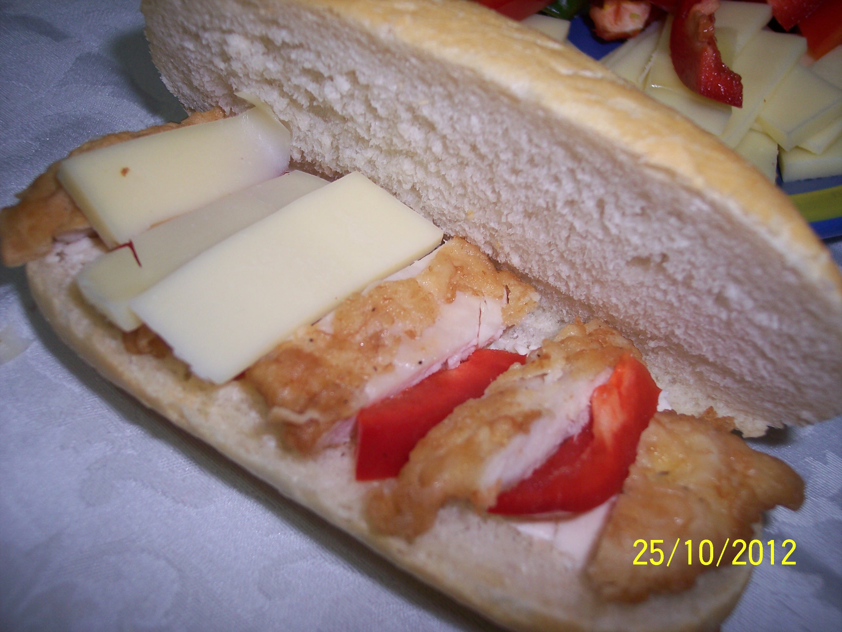 Sandwich cu snitel de pui si cascaval